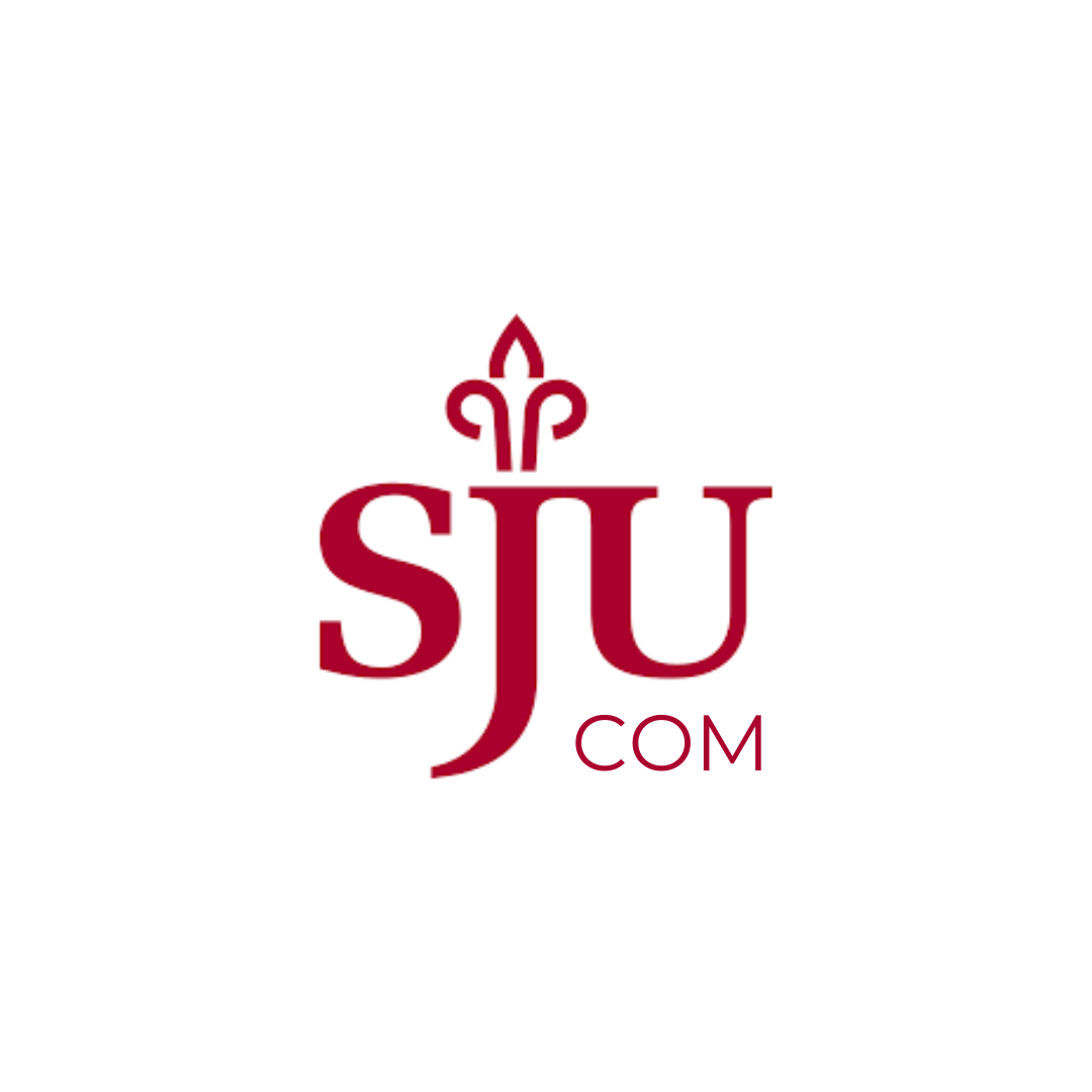 sju logo in crimson red with the letters COM underneath.
